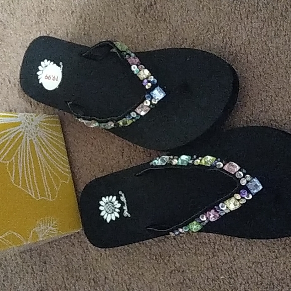 FLIP FLOPS - Picture 2 of 4